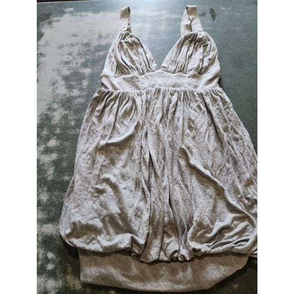 Black Halo Dresses & Skirts - Black Halo grey v neck bubble bottm mini dress sz Small